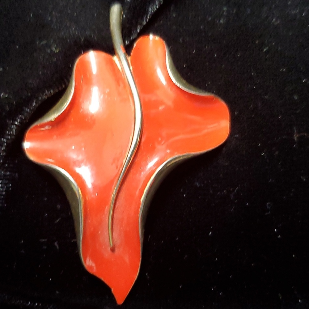 Retro red and gold Enamel leaf brooch. - Picture 1 of 5
